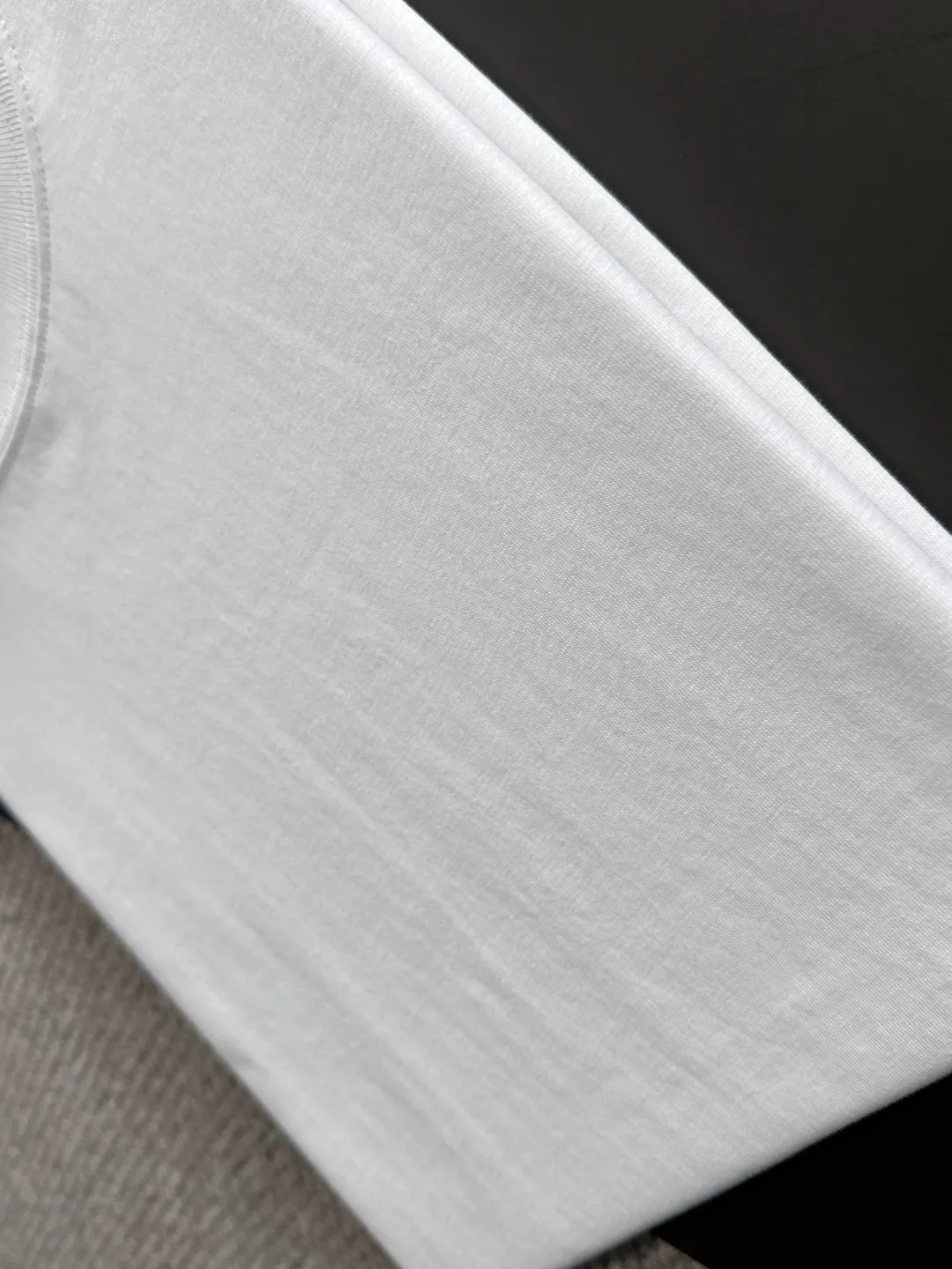 🅿️270 shipped next day, high quality Stone Island 2025 spring and summer new men's batik washed short-sleeved T-shirt, combed heavy weight washed double yarn fabric, high-strength fabric feels full of weight when weighed, and the upper body is more textured than ordinary T-shirts and is not easy to deform. This texture can cope with the weather, absorbs sweat and is breathable, suitable for both hot and cold! Perfectly produced with reference to the original stitch and stitch! Loose fit design, looks noble. Sizes: S to XXL (European sizes are larger, it is recommended to choose one size smaller than your usual size)